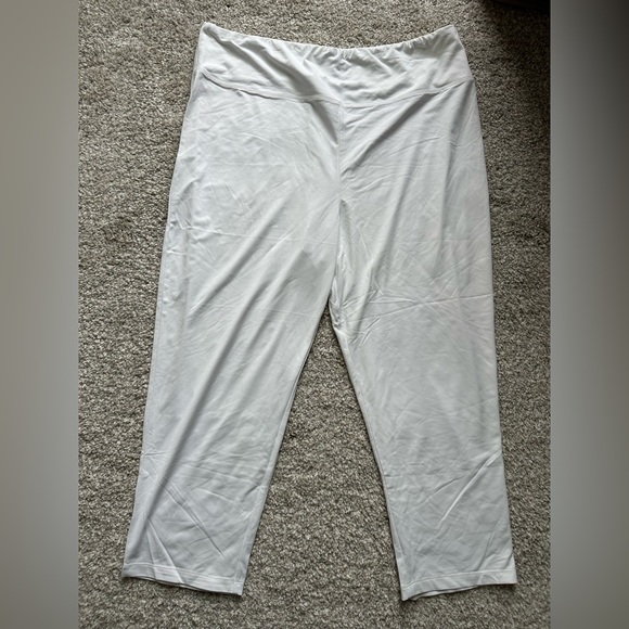 Women’s OSO Casuals White Capri Legging - Picture 3 of 6